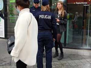 Kobieta bez maseczki kontrolowana przez policjantów