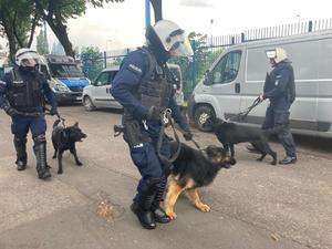 policjanci w trakcie zabezpieczenia meczu