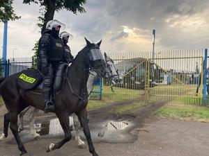 policjanci w trakcie zabezpieczenia meczu