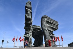 Zdjęcie przedstawia pomnik Powstańców Śląskich