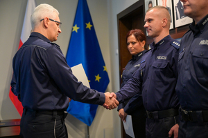 Na zdjęciu Komendant Wojewódzki Policji w Katowicach podczas składania gratulacji mianowanym.