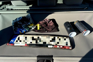 zdjęcie przedstawia wnętrze samochodu w którym znajdują się rzeczy osób zatrzymanych