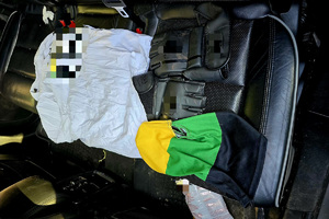 zdjęcie przedstawia wnętrze samochodu w którym znajdują się rzeczy osób zatrzymanych