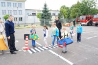 strażnicy miejscy na festynie prezentują dzieciom prawidłowe zachowania na drodze