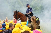 policjant na koniu i dzieci