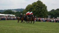 policjanci na koniach z flagą