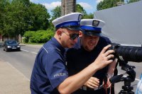 policjanci korzystają z zestawu fotograficznego