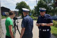 policjanci korzystają z zestawu fotograficznego