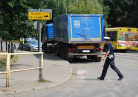 policjanci i strażnicy podczas działań