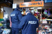 Policjanci kontrolują miejsca sprzedaży fajerwerków