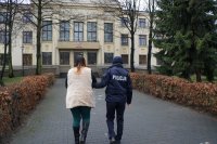 Policjantka prowadzi zatrzymaną