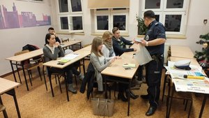 Policjant podczas spotkania
