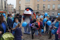 Policjanci wraz ze Sznupkiem uczestniczą w Niebieskim Marszu