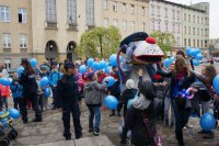 Policjanci wraz ze Sznupkiem uczestniczą w Niebieskim Marszu