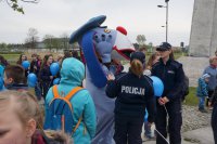 Policjanci wraz ze Sznupkiem uczestniczą w Niebieskim Marszu