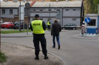 Zabezpieczenie rejonu szpitala w czasie ćwiczeń przez policjantów