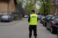 Zabezpieczenie rejonu szpitala w czasie ćwiczeń przez policjantów