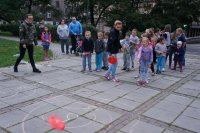 Policjanci i uczestnicy festiwalu &#039;Vive la cwajka&quot;