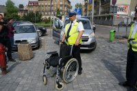 policjanci, strażnicy miejscy i uczniowie w trakcie akcji