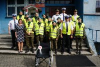 policjanci, strażnicy miejscy i uczniowie w trakcie akcji