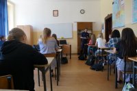 Policjant na spotkaniu z młodzieżą