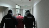 Zatrzymany za zabójstwo prowadzony przez policjantów kryminalnych