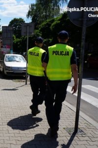 Umundurowani policjanci w trakcie patrolu pieczego