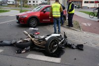 Policjanci w trakcie czynności na miejscu wypadku motocyklisty z samochodem