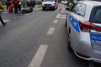 Policjanci w trakcie czynności na miejscu wypadku motocyklisty z samochodem