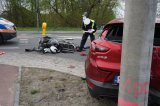 Policjanci w trakcie czynności na miejscu wypadku motocyklisty z samochodem