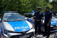 Komendant Miejski Policji wraz z policjantami przy nowych radiowozach