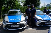 Komendant Miejski Policji wraz z policjantami przy nowych radiowozach