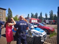 Policjant prezentujący wyposażenie wykorzystywane m.in. w trakcie zabezpieczeń imprez masowych