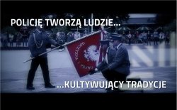 Policję tworzą ludzie... Twórzmy ją razem… - Policjanci składający hołd sztandarowi