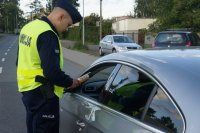 Policjanci w trakcie kontroli trzeźwości kierujących