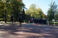 Policjanci zabezpieczający  przemarsz kibiców