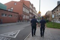 Policjanci na patrolu pieszym w rejonie obwodowych komisji wyborczych