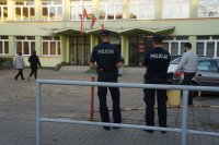 Policjanci na patrolu pieszym w rejonie obwodowych komisji wyborczych