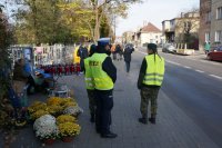 policjant na wspólnym patrolu z dwoma uczniami z Młodzieżowej Służby Drogowej