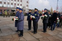 złożenie kwiatów pod Pomnikiem