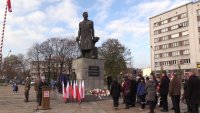 Uczestnicy uroczystości w trakcie składania kwiatów pod pomnikiem na Placu Powstańca Śląskiego