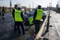 policjanci i strażacy pracujący na miejscu zdarzenia drogowego