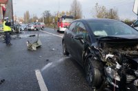 policjanci i strażacy pracujący na miejscu zdarzenia drogowego