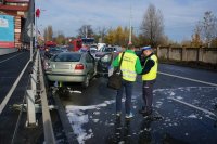 policjanci i strażacy pracujący na miejscu zdarzenia drogowego