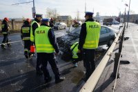 policjanci i strażacy pracujący na miejscu zdarzenia drogowego