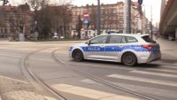 patrol policjantów w oznakowanym radiowozie na terenie parku i miasta