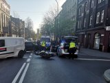 policjanci na miejscu wypadku z udziałem motocyklisty