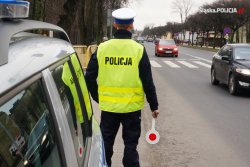 policjant w trakcie kontroli drogowej