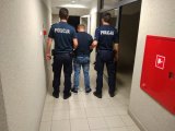 policjanci w trakcie doprowadzenia zatrzymanego