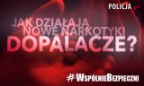 napis - #WspólnieBezpieczni - Jak działają nowe narkotyki - dopalacze? na czerwono -czarnym tle